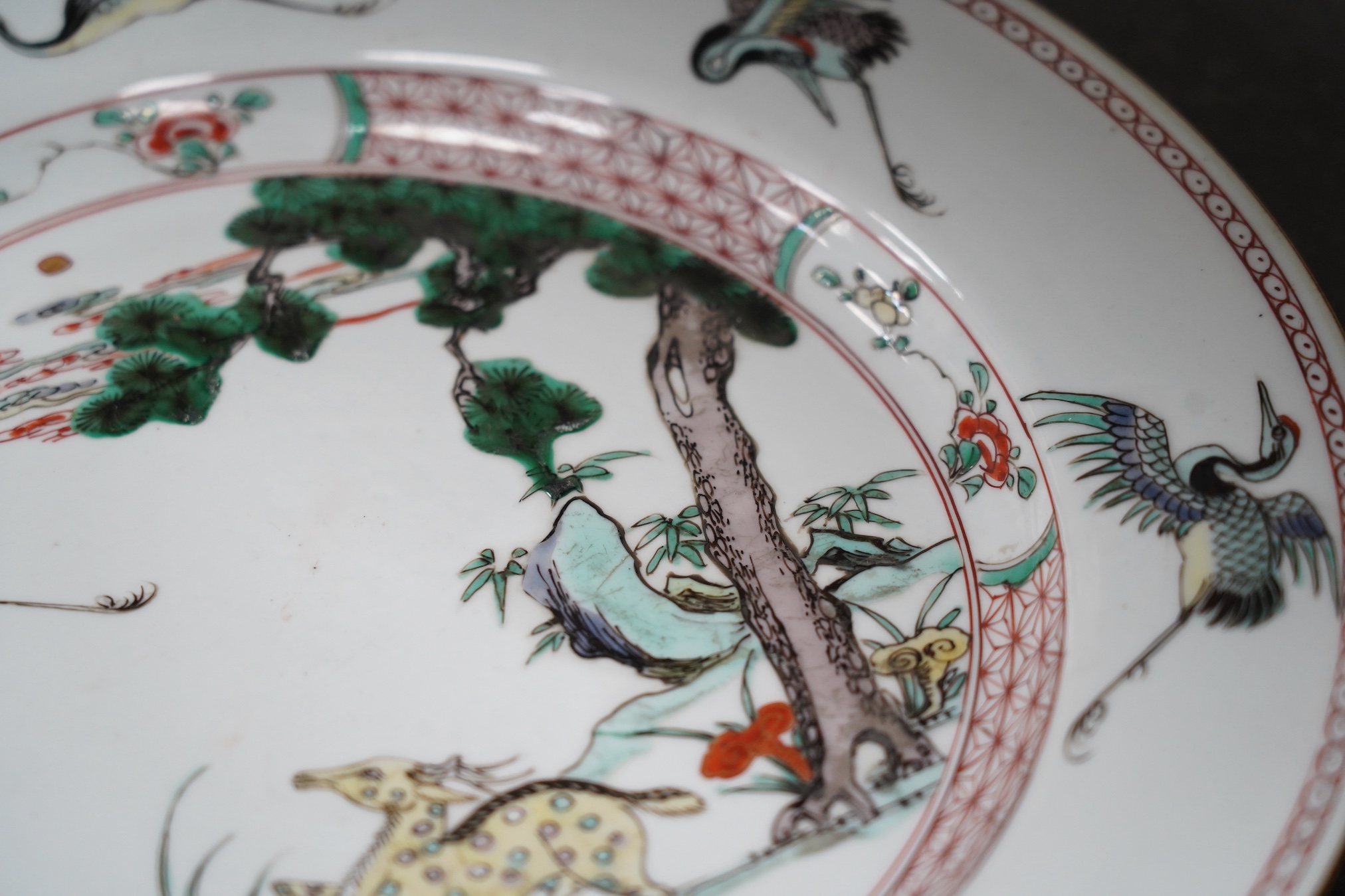A Chinese famille verte ‘deer and crane’ dish and four matching plates, Kangxi period